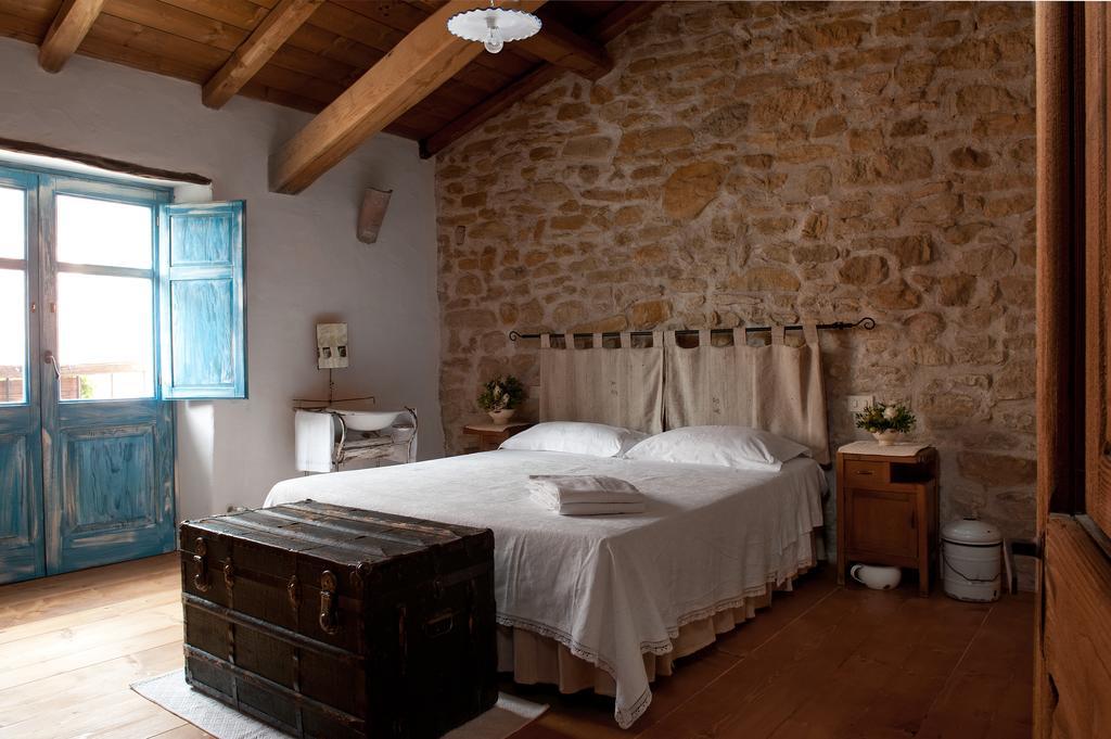 Domu Antiga Bed & Breakfast Gergei Екстериор снимка