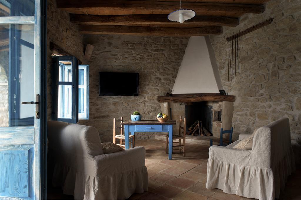 Domu Antiga Bed & Breakfast Gergei Екстериор снимка
