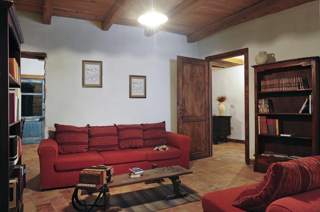 Domu Antiga Bed & Breakfast Gergei Екстериор снимка