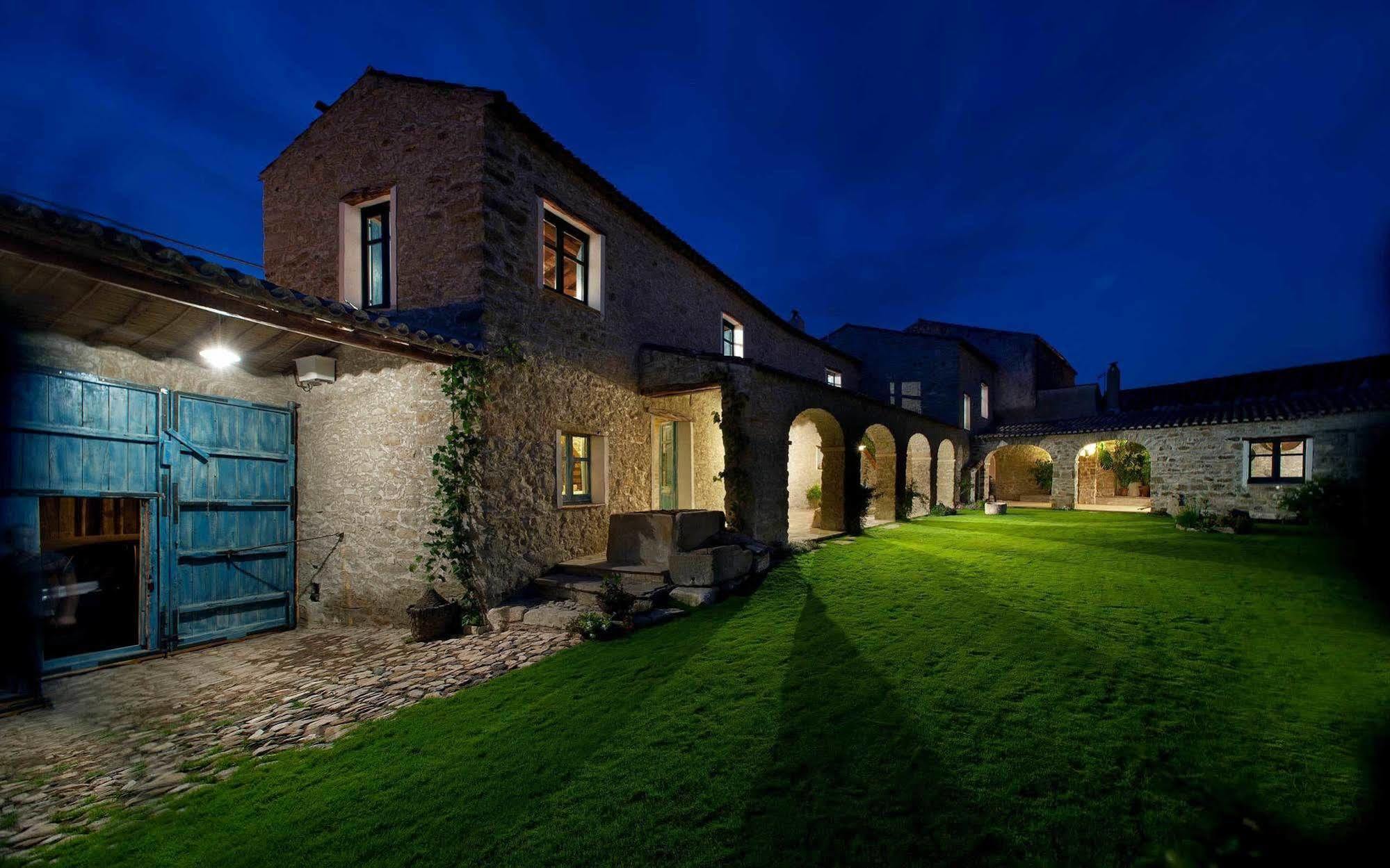 Domu Antiga Bed & Breakfast Gergei Екстериор снимка