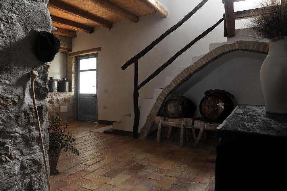 Domu Antiga Bed & Breakfast Gergei Екстериор снимка